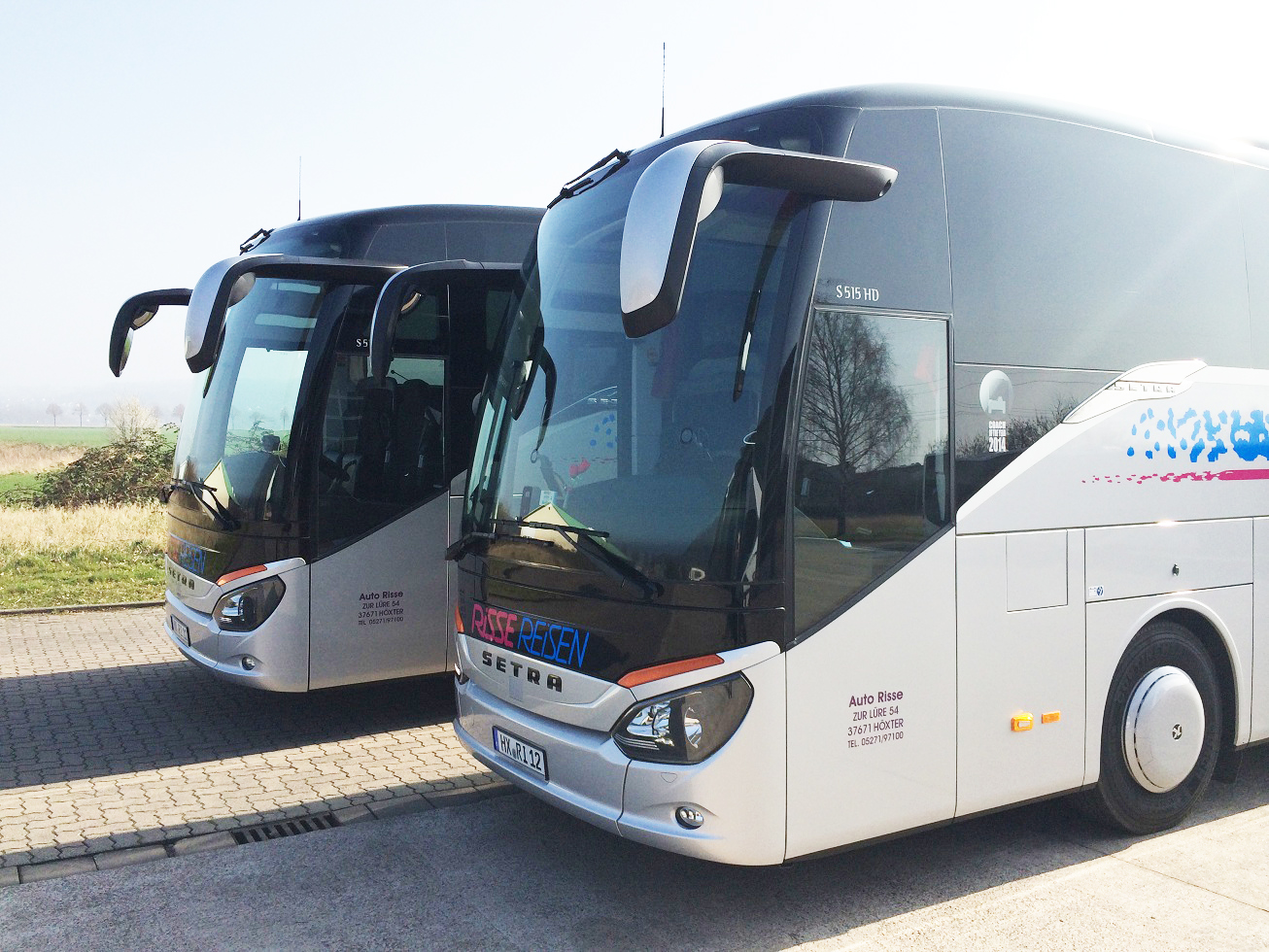 Zwei Busse des Unternehmens Risse Reise